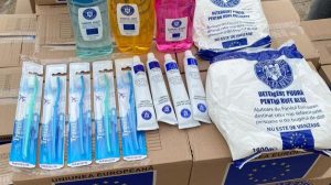 Vin pachetele cu produse alimentare si de igiena pentru persoanele defavorizate din Campina